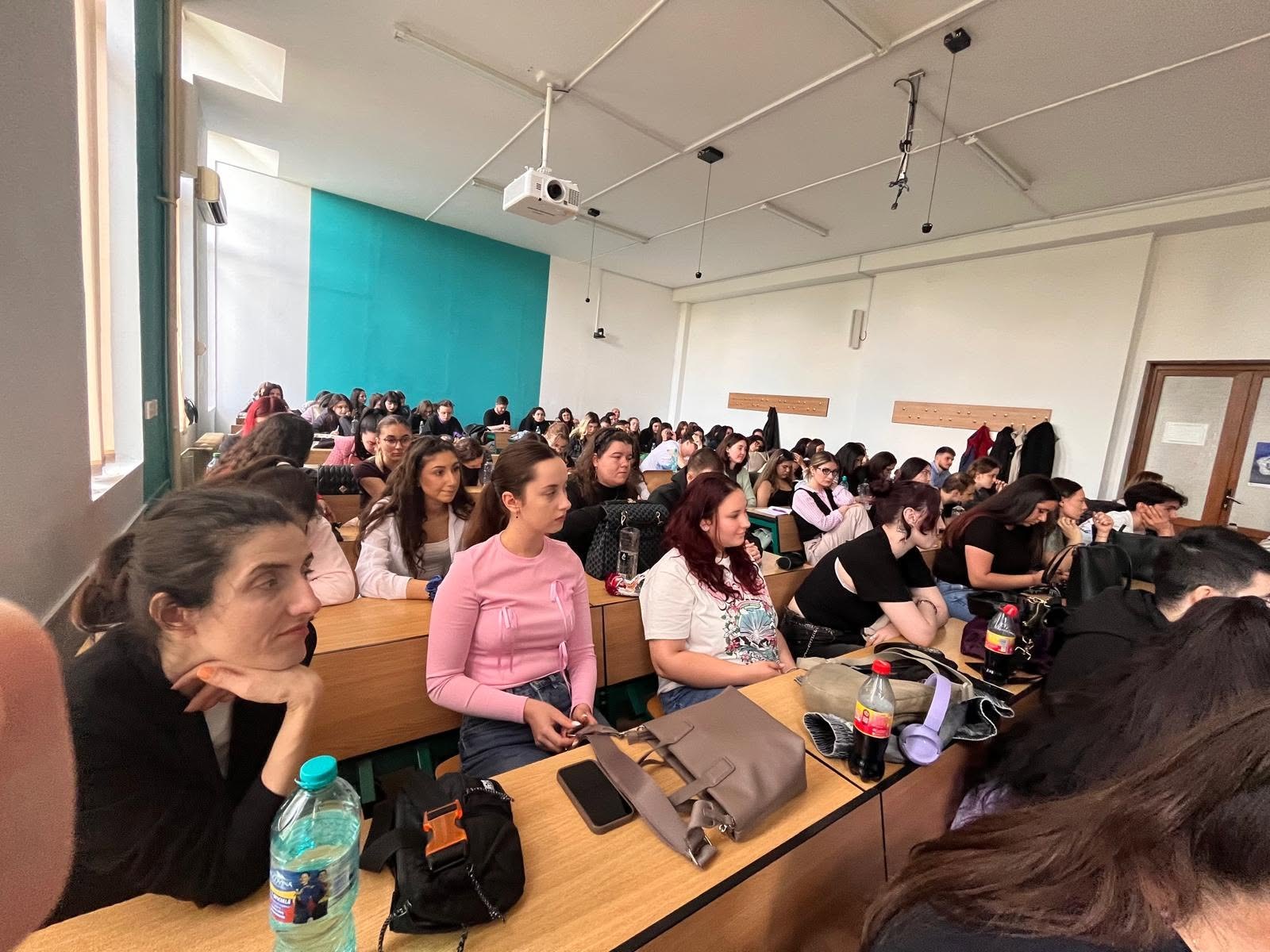 Miceliu: spațiu teatral de exersare a grijii și a solidarității (2025) / Miceliu: A Theatre Space for Practising Care and Solidarity (2025)